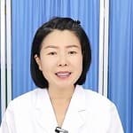 娃娃头白大褂女医生背景医护用具