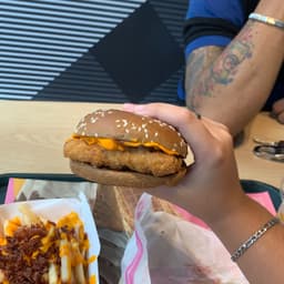 Locutora profissional de anúncios 