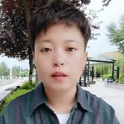 户外公园短发女生耳钉