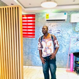 May’s Empire unisex saloon