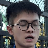 被采访的小男生