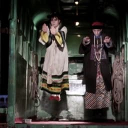 僵尸先生警察   把车门打开