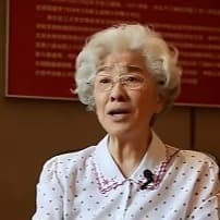 少女波点白发卷毛老奶奶