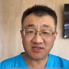 天蓝手术费戴眼镜男医生