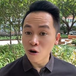 三抬激动户外公园黑衣男