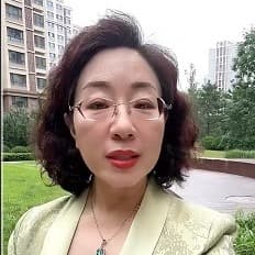 卷毛小区绿宝石项链草绿西装