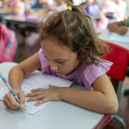 Eu estou ouvindo a Mil Aleluia um beijo 