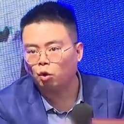 灰蓝色演讲寸头男